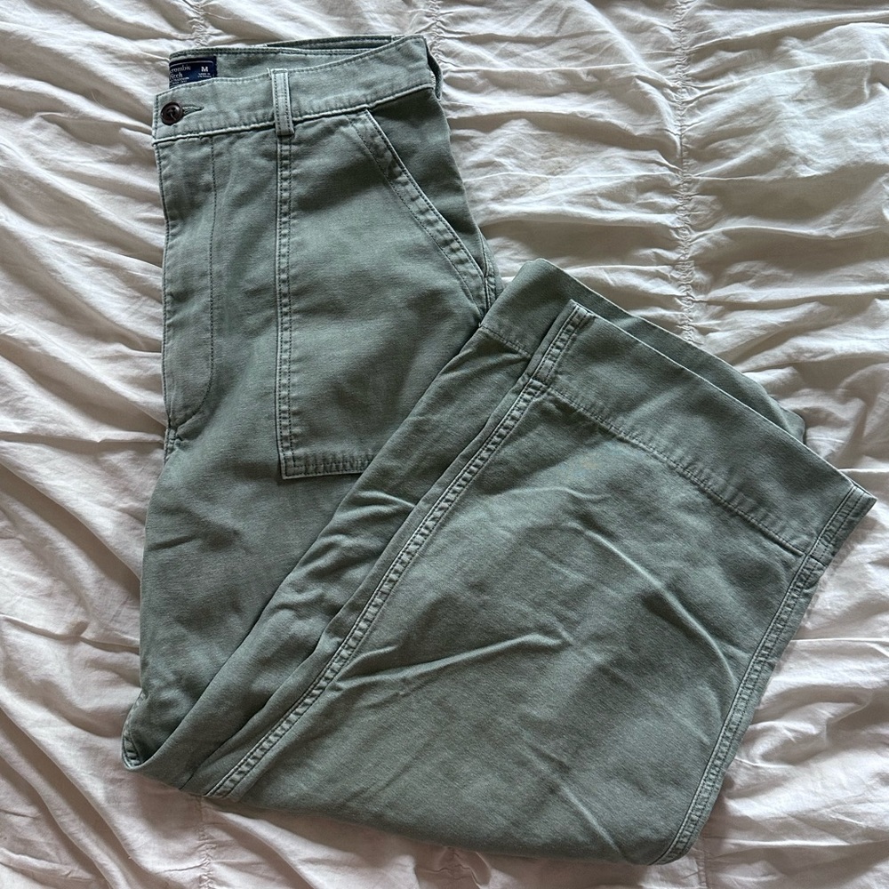 🌟Abercrombie Green Cargo Pants (cropped) 🌟